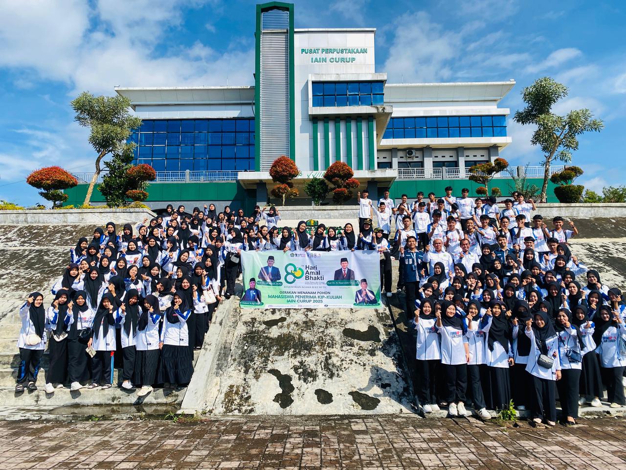 Meriahkan HAB Kemenag RI ke-80, Mahasiswa KIP-K IAIN Curup Gelar Aksi Penanaman Pohon Dukung Program Ekoteologi