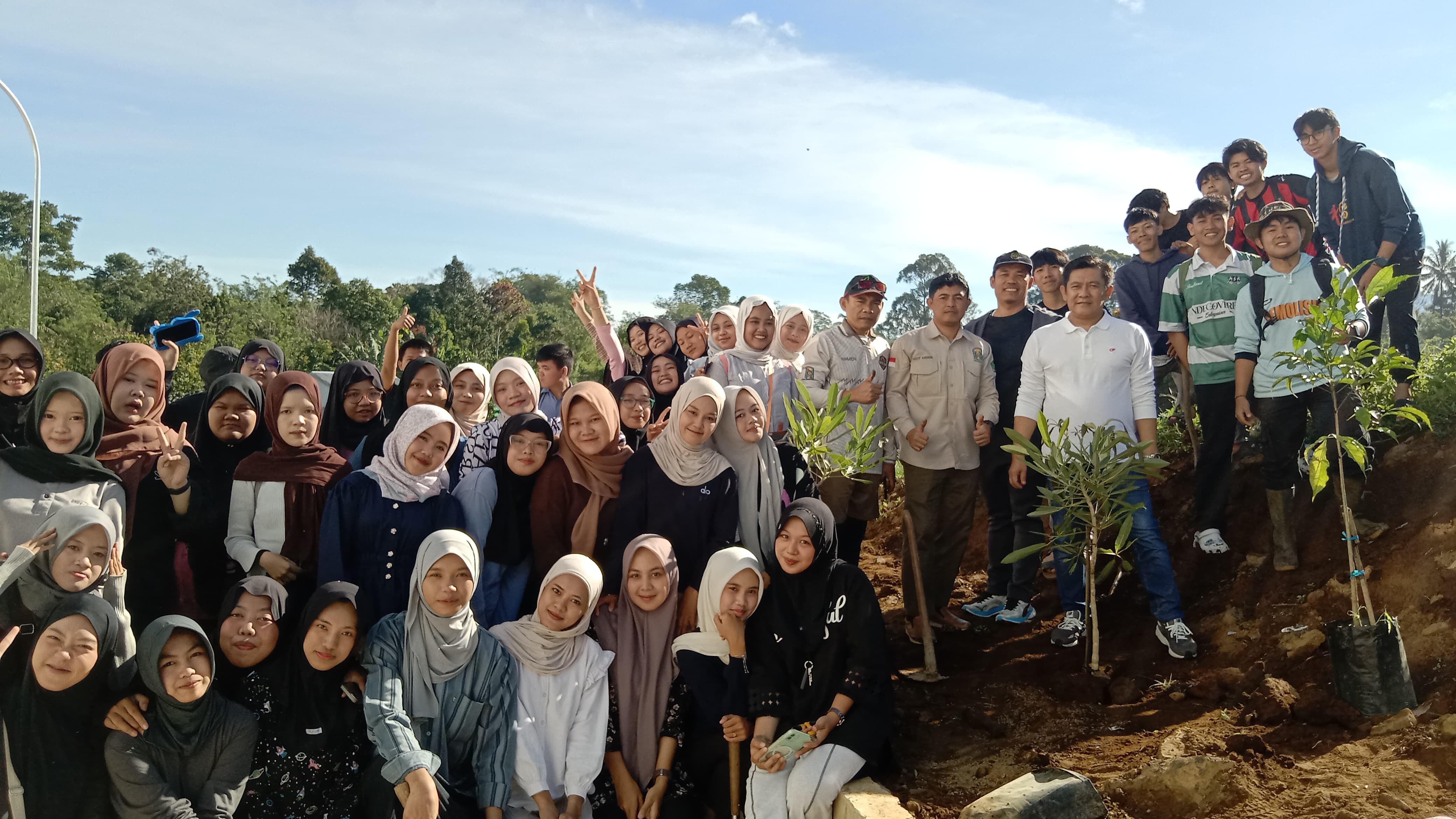 Penanaman Pohon di Lingkungan Gedung Kuliah Terpadu IAIN Curup, Wujud Nyata Peringatan Hari Lahir Pancasila dan Dukungan Program Ekoteologi