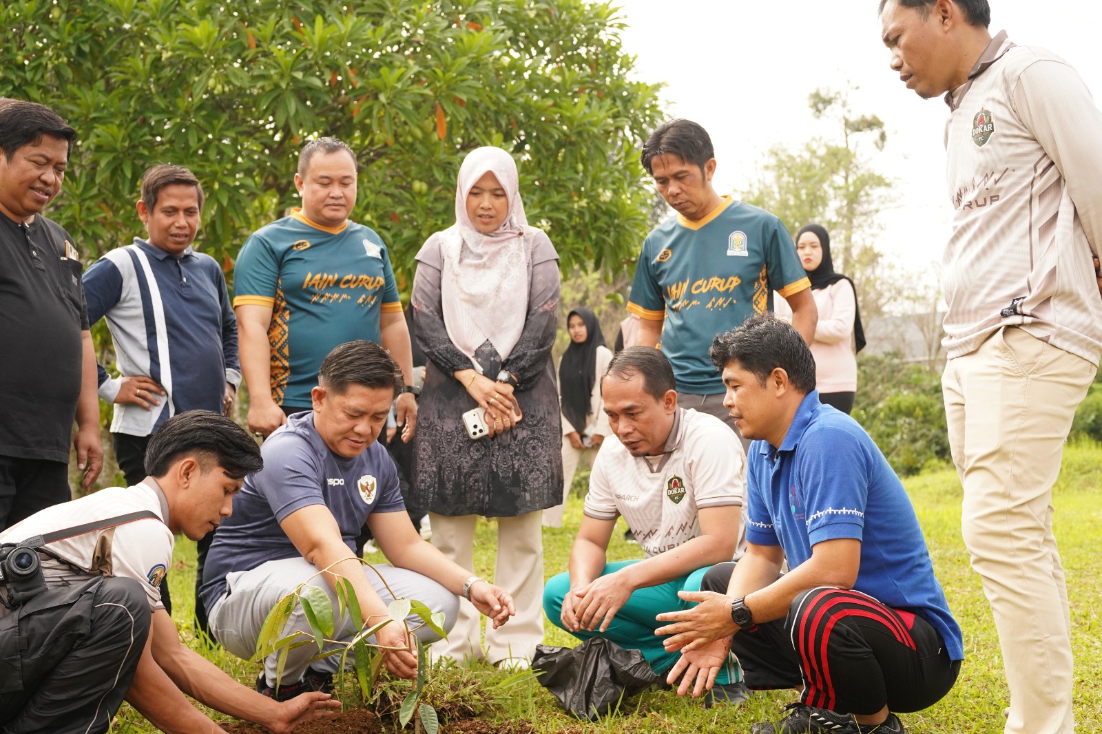 Perkuat Program Green Campus IAIN Curup Tanam Pohon Durian Dukungan Bank Indonesia 