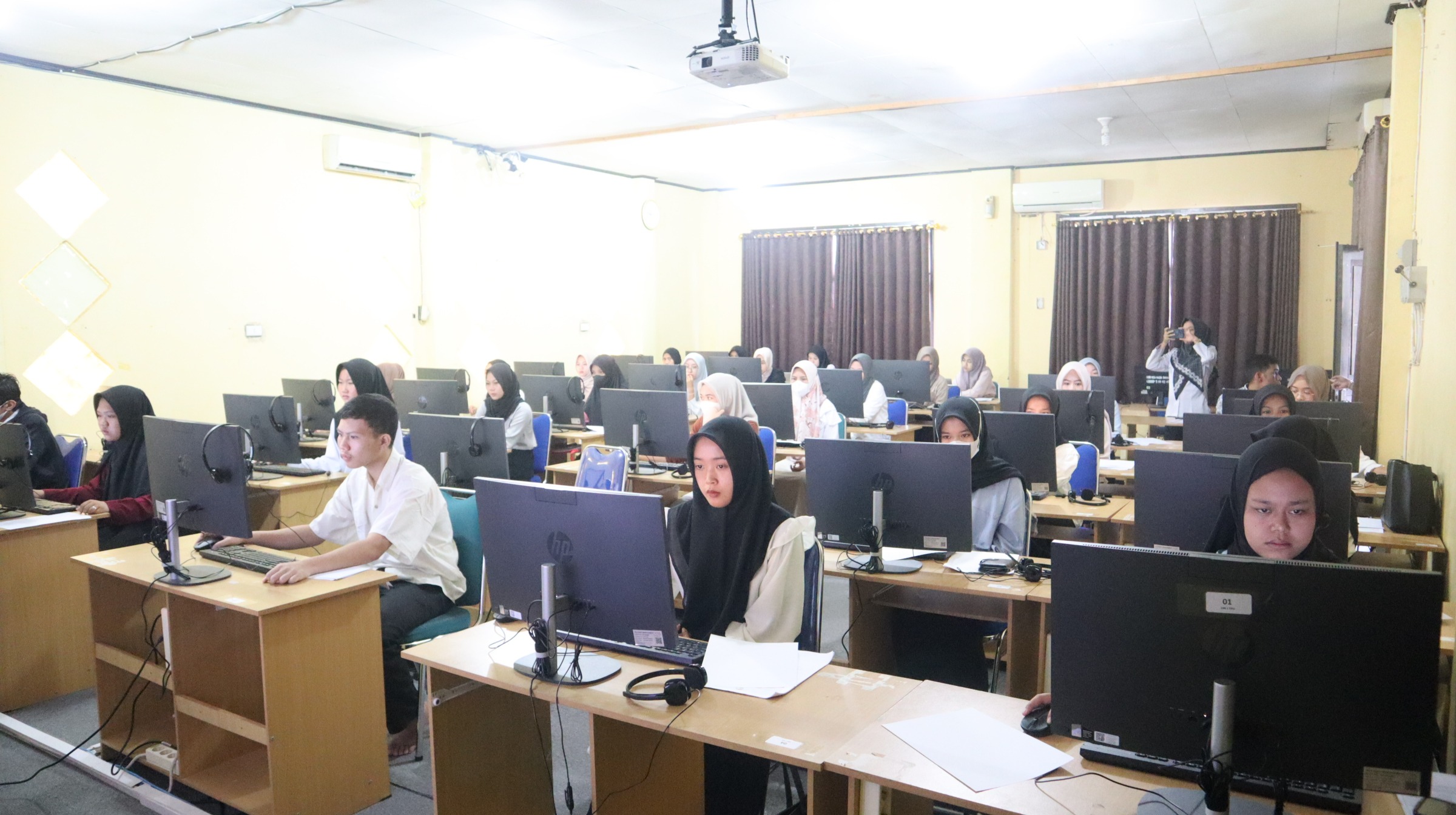 Hari Pertama Ujian SSE UM-PTKIN berjalan lancar, Rektor IAIN Curup Tinjau Langsung lokasi pelaksanaan ujian SSE UM-PTKIN