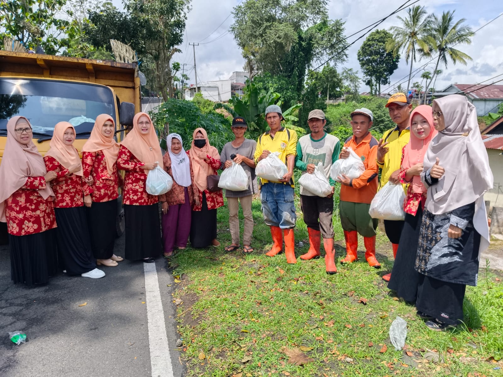 Darma Wanita IAIN Curup Gelar Kegiatan Berbagi, Tebarkan Manfaat dan Kegembiraan Bersama