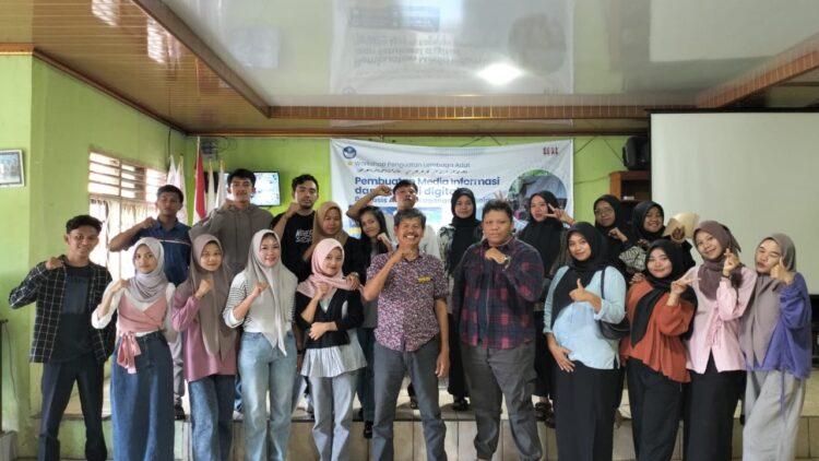 Mahasiswa KKN IAIN CURUP KEL 17 Desa Seguring  Mengikuti Workshop Penguatan Lembaga Adat “Pembuatan Media Informasi Dan Edukasi Digital Berbasis Aksara Kaganga Suku Rejang yang di selenggarakan oleh AMAN, Dan Di Implementasikan Dalam Program Kerja Pembuatan PLANG “